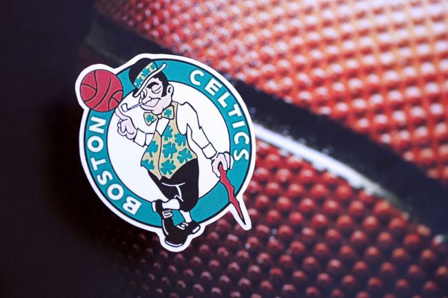 Los Boston Celtics, defensores del título, penden de un hilo en las semifinales de la NBA