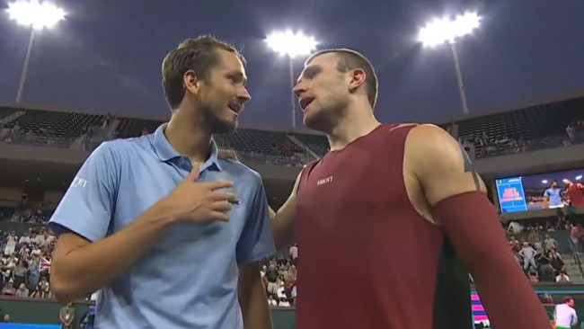 Jack Draper y Daniil Medvedev discuten sobre la penalización por impedimento en Indian Wells