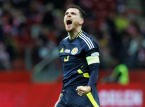 El capit&aacute;n de Escocia, Andy Robertson, lee una emotiva carta de Rute Cardoso, la esposa de Diogo Jota