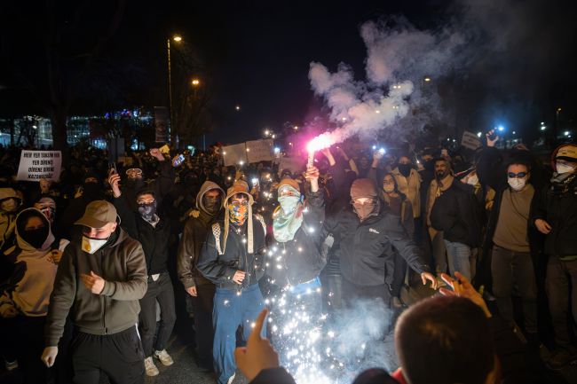 Turquía detiene a periodistas en medio de crecientes protestas por la detención de Ekrem Imamoglu