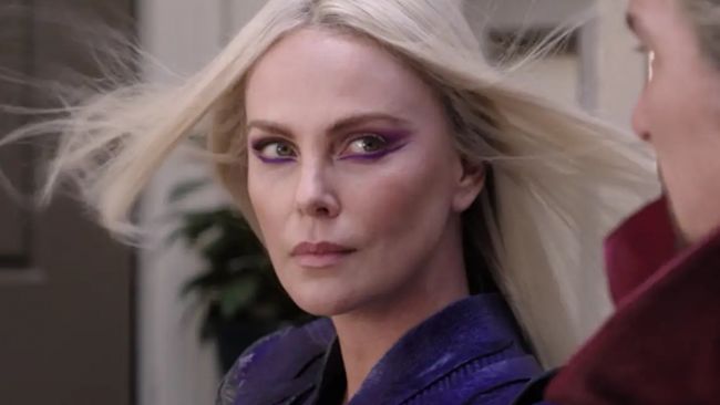 Charlize Theron dice que la IA puede hacer el trabajo de Timothée Chalamet dentro de 10 años