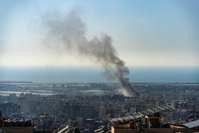 Israel lanza fuertes ataques en el sur de Líbano, según fuentes de seguridad libanesas.