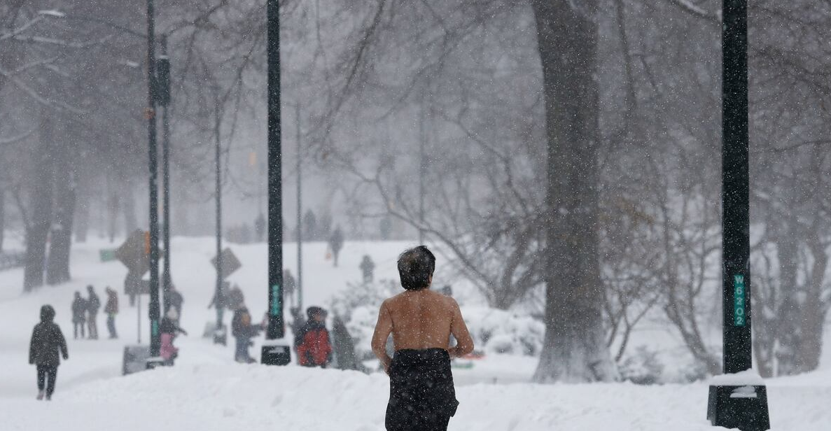 Más de 5.000 vuelos cancelados mientras una nevada récord sepulta la costa este de EE.UU.