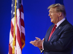Trump dice que el petr&oacute;leo est&aacute; empezando a salir de Venezuela