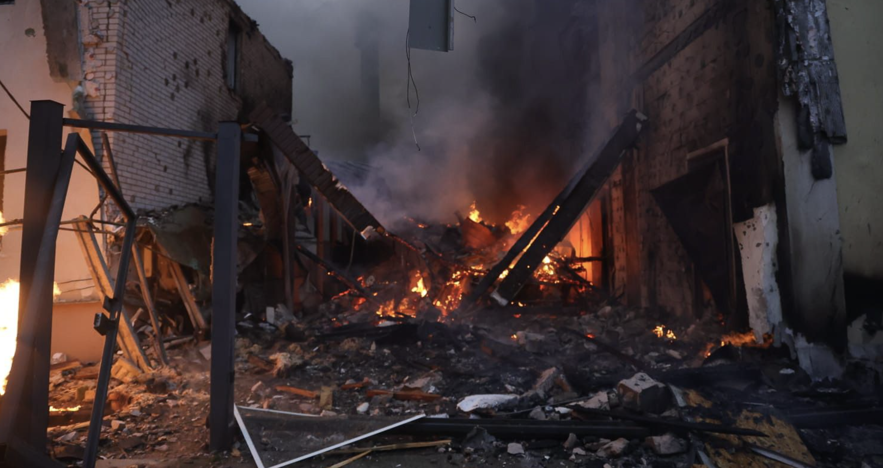 Los ataques rusos golpean Ucrania mientras Zelensky se dirige a Estados Unidos para entrevistarse con Trump el domingo