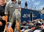 El v&iacute;deo del ministro israel&iacute; humillando a los activistas detenidos de la flotilla desata la indignaci&oacute;n dentro y fuera de Israel