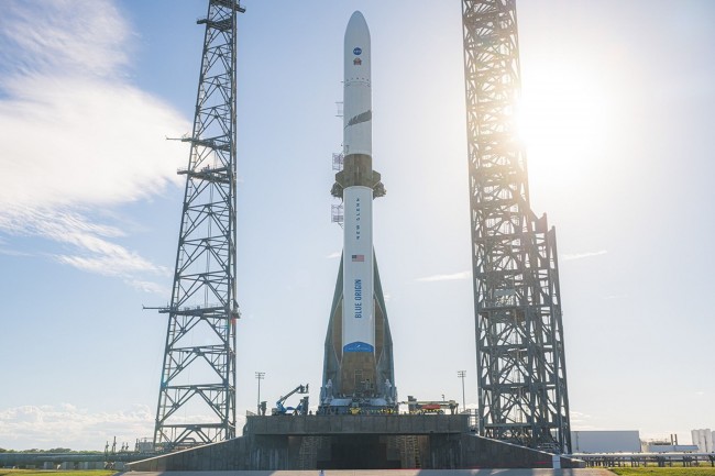 Blue Origin de Jeff Bezos aterriza por primera vez el mayor cohete reutilizable, en desafío a Musk