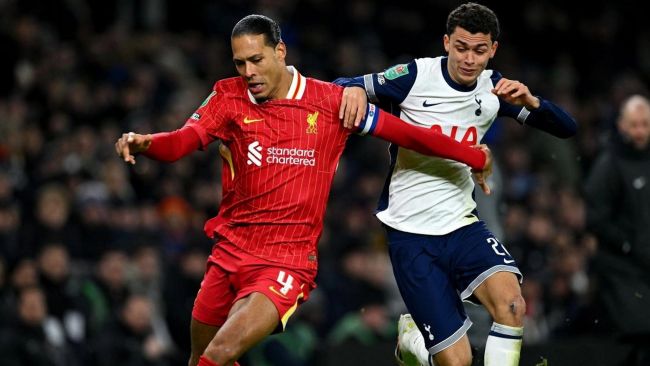 Liverpool y Arsenal lideran la Premier League, pero ambos cayeron en la ida de semifinales de la copa de la Liga