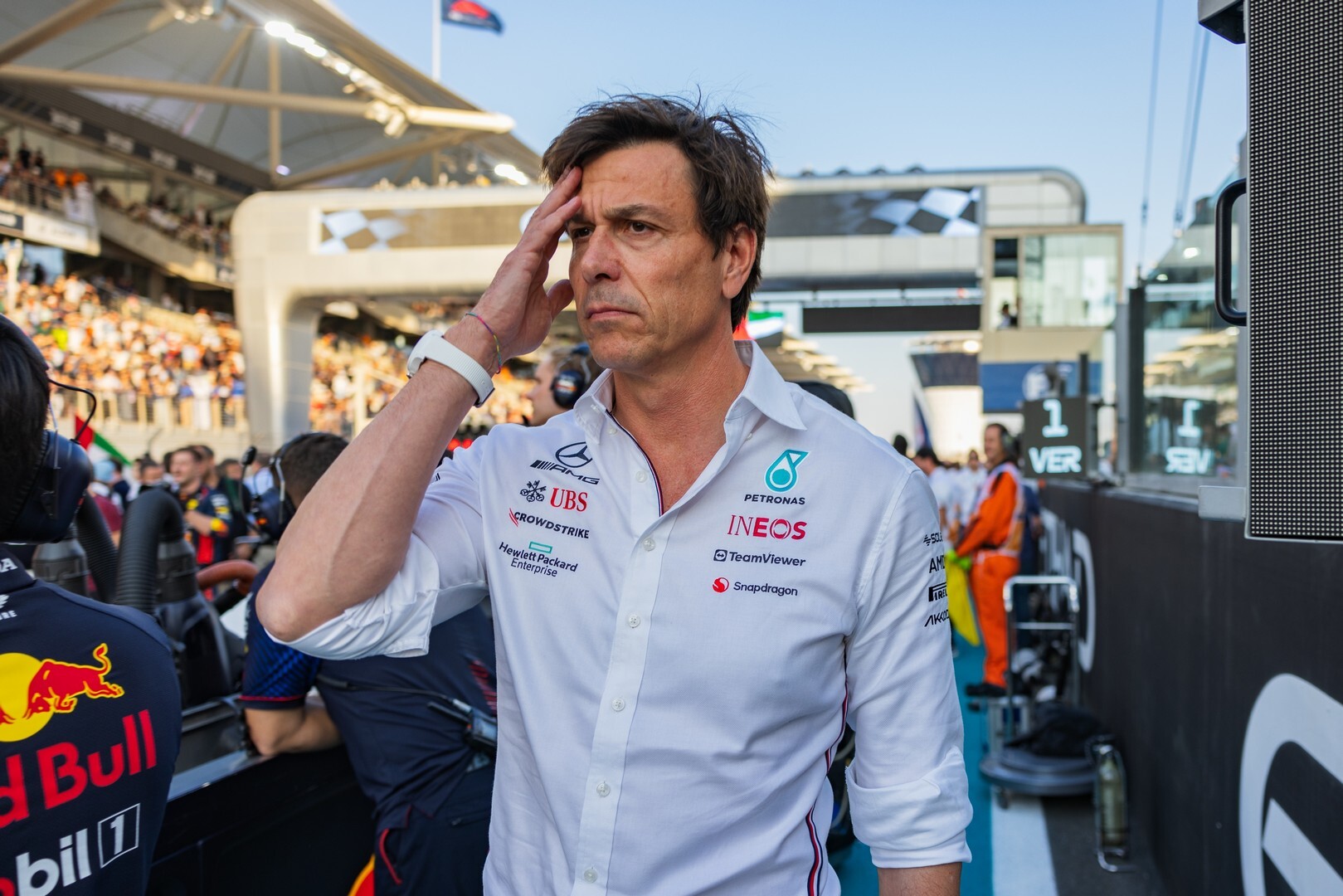 Toto Wolff tenía sentimientos encontrados cuando recogió el premio tras la victoria de Antonelli en Mónaco