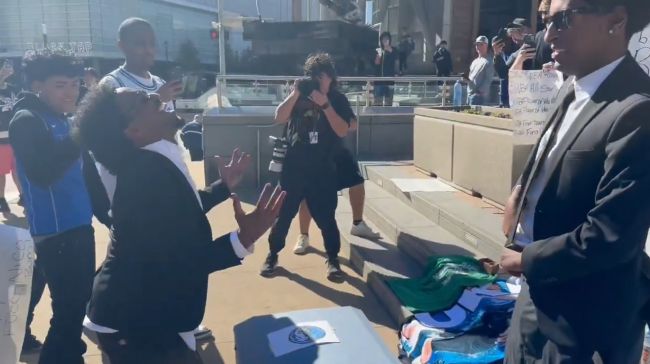 Aficionados de Dallas Mavericks llevaron un ataúd para protestar por el traspaso de Luka Doncic