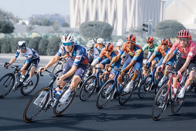 Los ciclistas se quejan de que Abu Dhabi favorece a Tadej Pogacar construyendo una montaña artificial