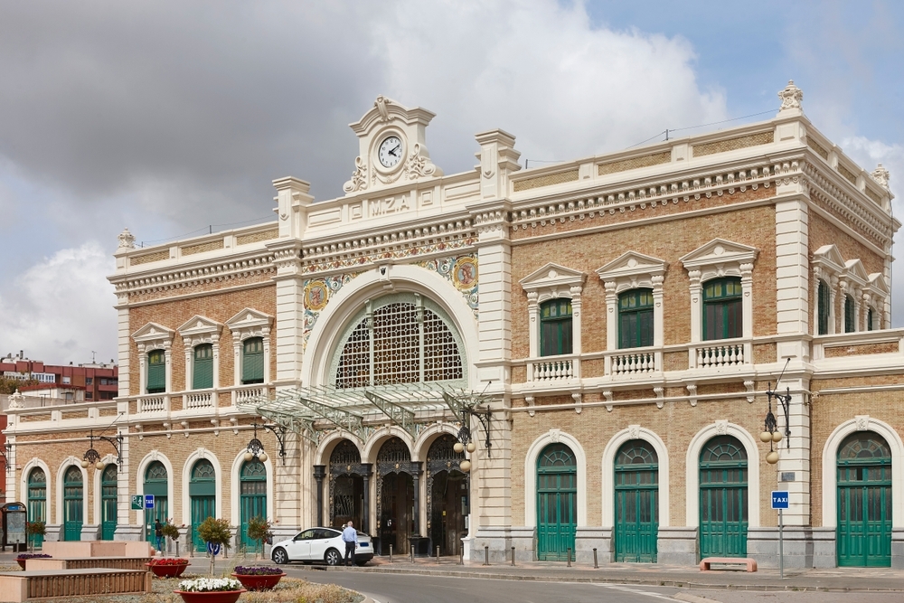 Un tren de cercanías choca contra una grúa en el sureste de España; hay heridos leves