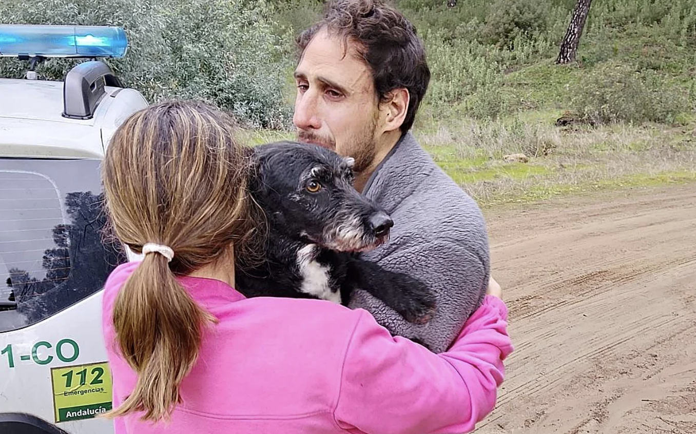 Encuentran vivo a un perro tras cuatro días de búsqueda después de la catástrofe ferroviaria española