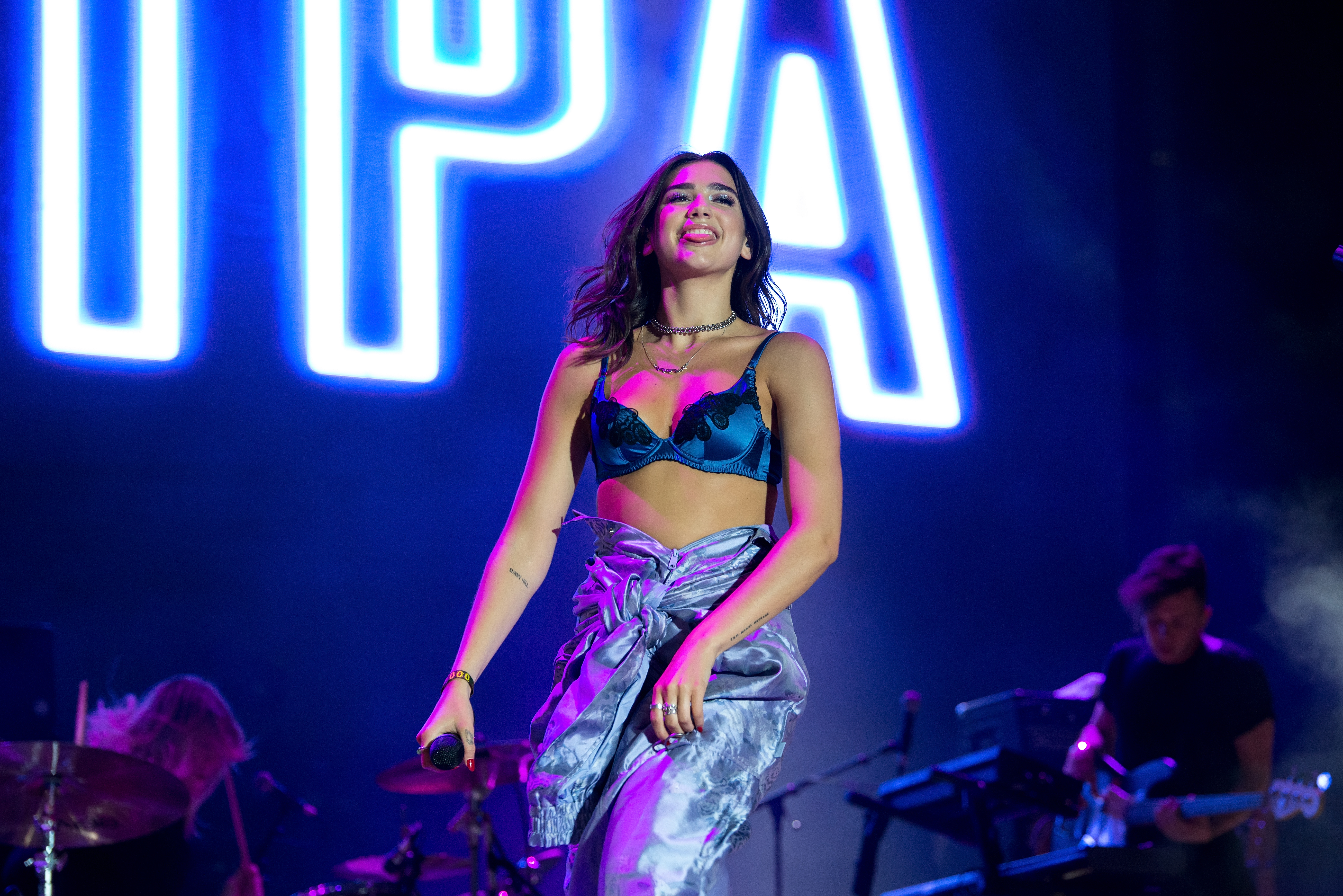 Dua Lipa demanda a Samsung por utilizar su imagen sin permiso