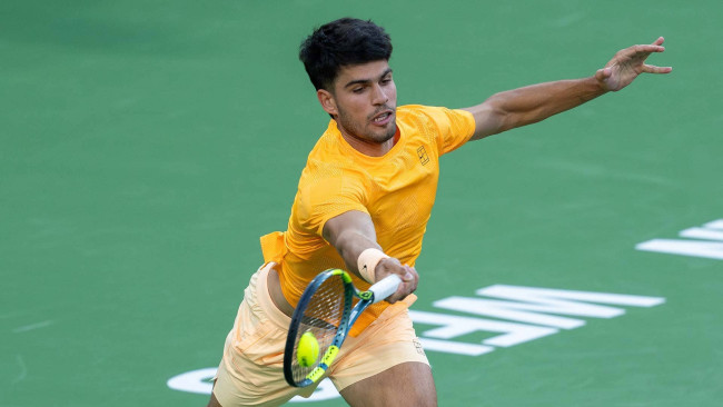 Carlos Alcaraz pide tiempo médico pero triunfa en su debut en el Open de Barcelona